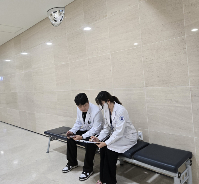 지난 4월 24일 계명대 성서동산병원에서 만난 김경수 장기 구득 코디네이터와 김민애 장기 이식 코디네이터가 업무하는 모습. 임재환 기자