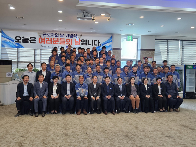 강택섭 희봉위생공사 대표을 비롯해 군 의원,미화원들이 참석해 기념 사진을 촬영했다.거창군 제공