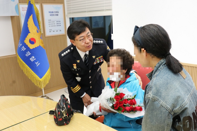 1일 오전 포항남부경찰서에서 49년 전 헤어져 생사도 모른 채 서로를 애타게 찾았던 모녀가 극적으로 상봉해 축하받고 있다. 포항남부경찰서 제공.