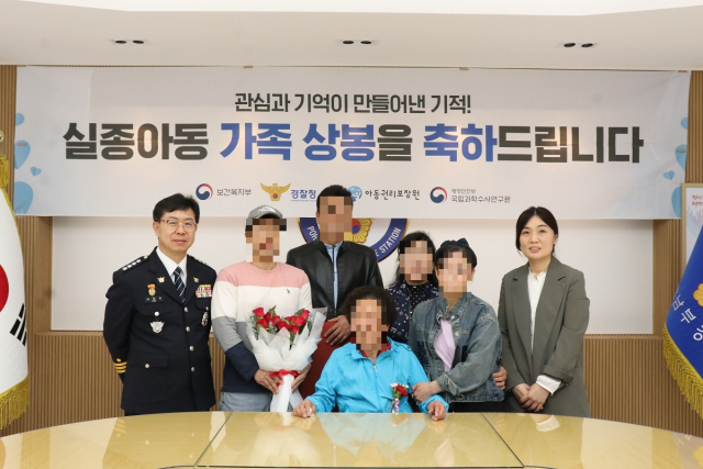 1일 오전 포항남부경찰서에서 49년 전 헤어져 생사도 모른 채 서로를 애타게 찾았던 모녀가 극적으로 상봉해 축하받고 있다. 포항남부경찰서 제공.