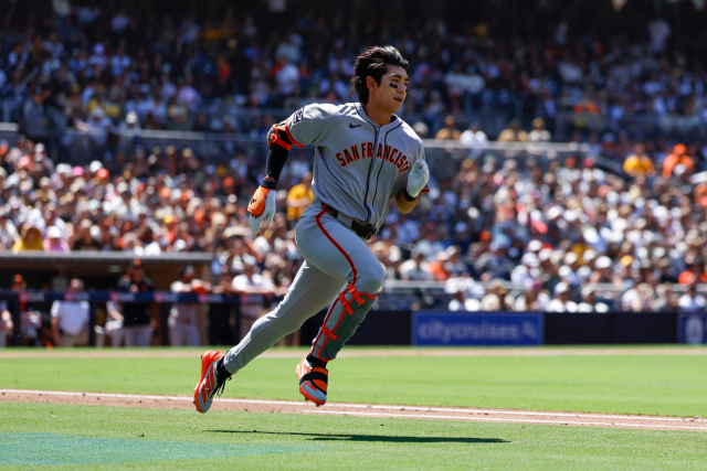 샌프란시스코 자이언츠의 이정후가 1일 미국 샌디에이고의 펫코 파크에 열린 MLB 샌디에이고 파드리스와의 경기 4회 타격 후 1루로 달리고 있다. 연합뉴스