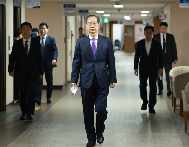 한덕수 대통령 권한대행 국무총리가 1일 정부서울청사에서 대국민담화를 위해 브리핑실에 입장하고 있다. 연합뉴스