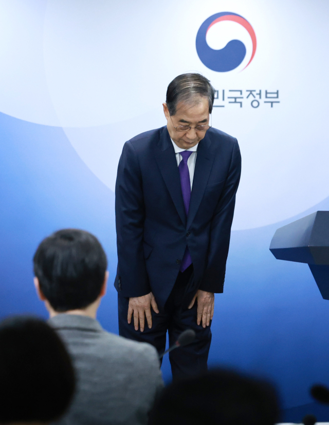 한덕수 대통령 권한대행 국무총리가 1일 정부서울청사에서 대국민담화에 앞서 인사하고 있다. 연합뉴스