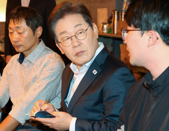 더불어민주당 이재명 대선 후보가 1일 서울 종로구의 한 포차 식당에서 