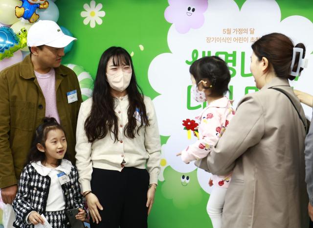 직접 만든 카네이션을 기증인 유가족 이나라 씨에게 달아주는 심장이식인 김주아 양. 사랑의장기기증운동본부 제공