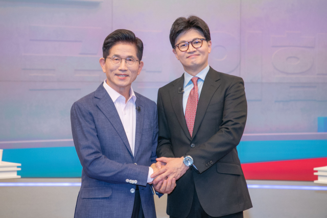 국민의힘 제21대 대통령선거 경선 결선투표에 진출한 김문수(왼쪽), 한동훈 후보가 30일 서울 중구 TV조선에서 TV토론에 앞서 포즈를 취하고 있다. 연합뉴스