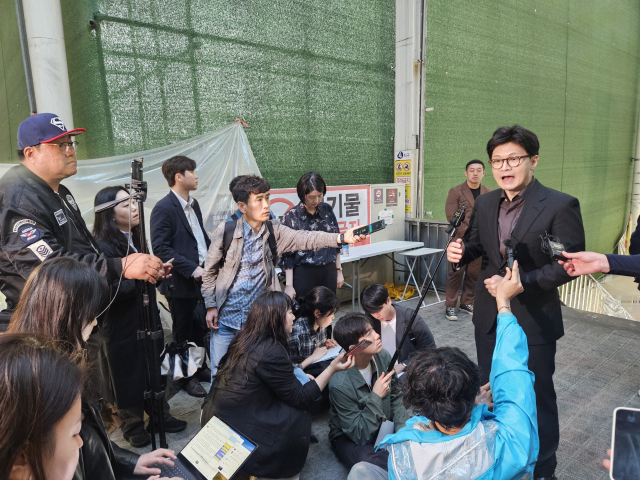 1일 대구 서문시장을 찾은 한동훈 국민의힘 대선 경선 후보가 기자들과의 질의응답 시간을 갖고 있다. 윤정훈 기자