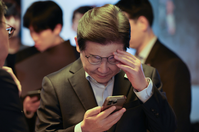 더불어민주당 이재명 대선 후보가 1일 서울 종로구의 한 포차 식당에서 