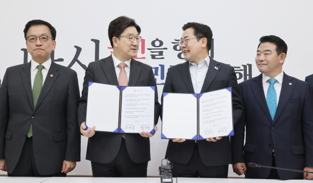 1일 서울 여의도 국회에서 더불어민주당 박찬대 당대표 직무대행 겸 원내대표와 국민의힘 권성동 원내대표가 추경안 합의문에 서명한 뒤 미소짓고 있다. 왼쪽부터 최상목 부총리 겸 기획재정부 장관, 권 원내대표, 박 원내대표, 박정 국회 예산결산특별위원회 위원장. 연합뉴스