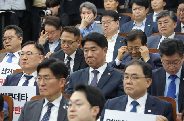 대법원이 더불어민주당 이재명 대선후보의 공직선거법 위반 혐의 2심 무죄판결을 파기 환송한 1일 서울 여의도 국회에서 열린 민주당 긴급의원총회에서 의원들이 굳은 표정을 짓고 있다. 연합뉴스