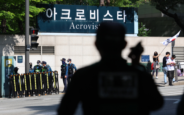 윤석열 전 대통령 부부와 건진법사 전성배씨 사이의 각종 의혹을 수사 중인 검찰이 윤 전 대통령의 사저에 대해 압수수색에 들어간 30일 서울 서초구 아크로비스타 앞에서 경찰들이 근무를 서고 있다. 연합뉴스