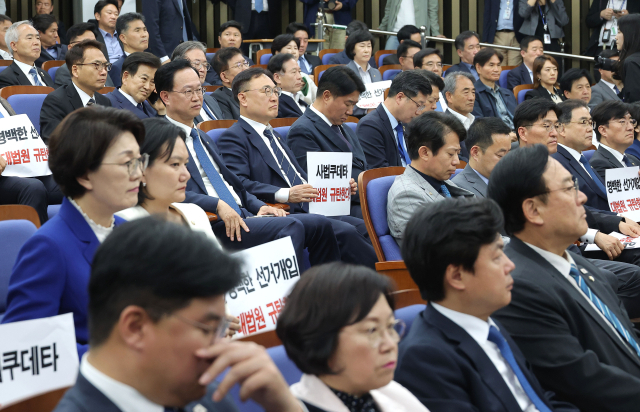 대법원이 더불어민주당 이재명 대선후보의 공직선거법 위반 혐의 2심 무죄판결을 파기 환송한 1일 서울 여의도 국회에서 열린 민주당 긴급의원총회에서 의원들이 굳은 표정을 짓고 있다. 연합뉴스
