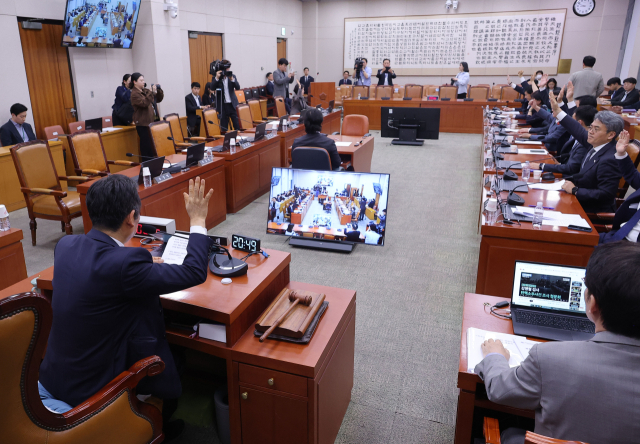 1일 국회에서 열린 법제사법위원회 전체회의에서 최상목 경제부총리 겸 기획재정부 장관 탄핵소추사건 조사결과보고서 채택의 건이 민주당 주도로 통과되고 있다. 연합뉴스