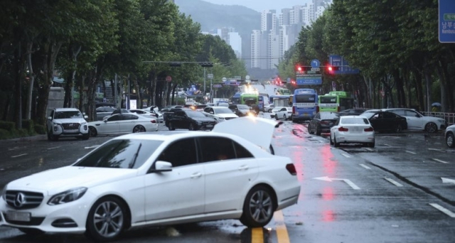 2022년 8월 9일 오전 서울 강남구 대치역 인근 도로에 전날부터 내린 폭우로 침수됐던 차들이 놓여 있다. 연합뉴스