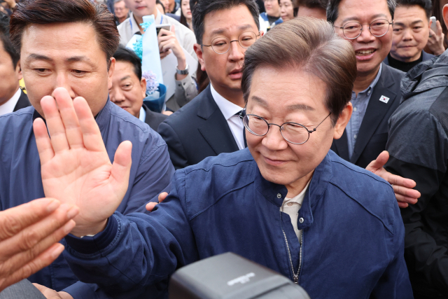 대법원이 더불어민주당 이재명 대선 후보의 공직선거법 위반 사건에 대해 유죄 취지로 파기환송 판결을 한 1일 이 후보가 전국 각지에서 민심을 듣는 