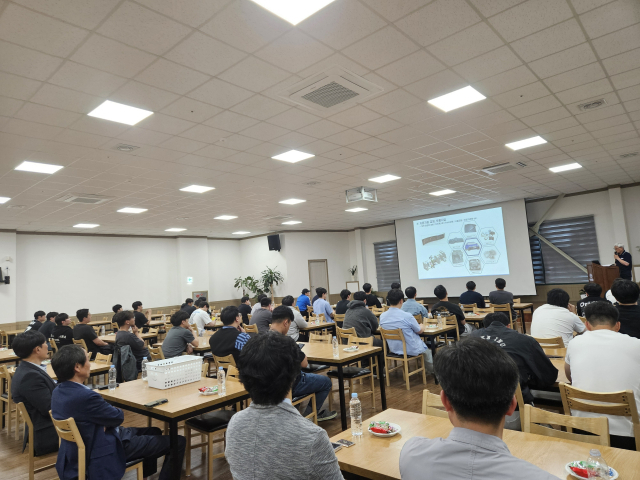 지난달 30일 청년미래플러스 사업의 일환으로 지역 유망기업 탐방 프로그램에 참여한 한국폴리텍대학 대구캠퍼스 학생들이 구미 주광정밀에서 기업에 대한 설명을 듣고 있다. 대구경북기계협동조합제공