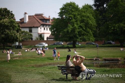 영국 윔블던에서 더위를 식히는 시민들. AFP=연합뉴스