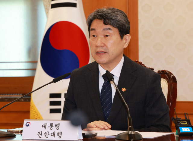이주호 대통령 권한대행 부총리 겸 교육부 장관이 2일 정부서울청사에서 긴급 국가안전보장회의(NSC)를 하고 있다. 연합뉴스