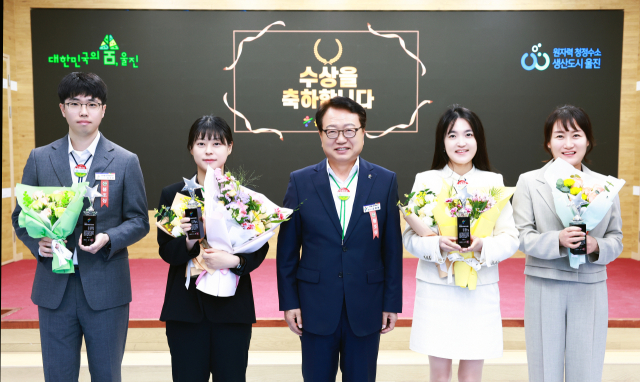 베스트 인사왕으로 선정된 수상자들(사진 왼쪽부터 김성호 박현아, 권선경 최진영 주무관)