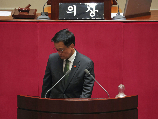최상목 경제부총리 겸 기획재정부 장관이 1일 국회에서 본회의 표결 절차를 마친 뒤 회의장를 떠나고 있다. 연합뉴스
