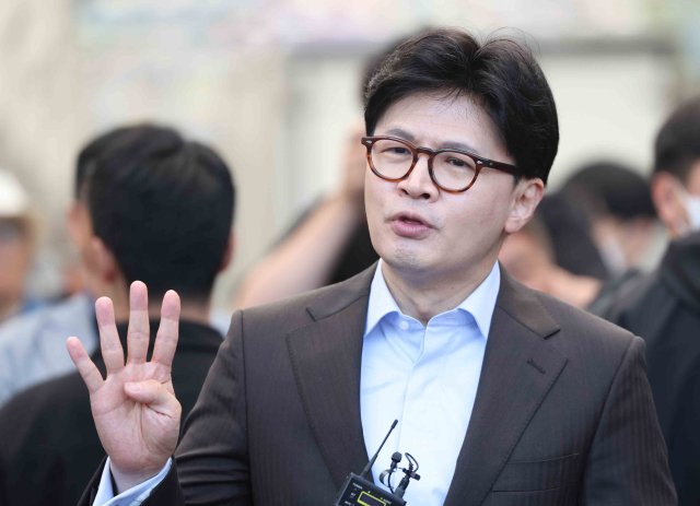 국민의힘 한동훈 대선 경선 후보가 2일 경남 창원시 마산합포구 마산어시장을 찾아 취재진 질문에 답하고 있다. 연합뉴스