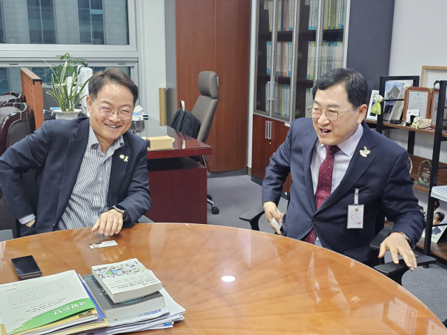 주낙영 경주시장이 지난달 17일 국회에서 예결위 허영(왼쪽) 간사(더불어민주당)를 만나 2025 APEC정상회의 관련 예산의 증액 필요성을 설명했다. 경주시 제공