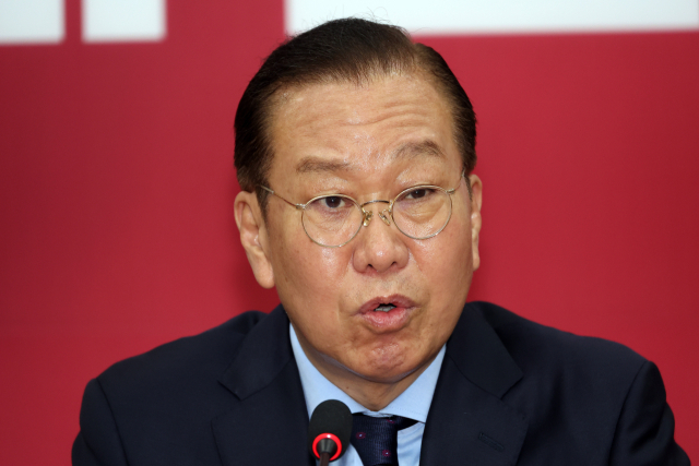 국민의힘 권영세 비상대책위원장이 1일 서울 여의도 국회에서 공직선거법 위반 혐의로 기소된 더불어민주당 이재명 대선후보에게 무죄를 선고한 2심 판결이 대법원에서 유죄 취지로 파기 환송된 것과 관련해 기자회견을 하고 있다. 연합뉴스