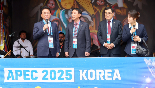 이철우 경북도지사, 김석기 국회의원(경주), 주낙영 경주시장은 지난해 11월 APEC 정상회의가 열린 페루를 찾아 경주 APEC 정상회의 홍보를 하고 있다. 경북도 제공.