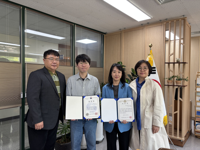 제58회 과학의 날 기념 유공 학생 및 교사 포상을 받은 대구일과학고 정규한, 하진영 교사. 대구시교육청 제공