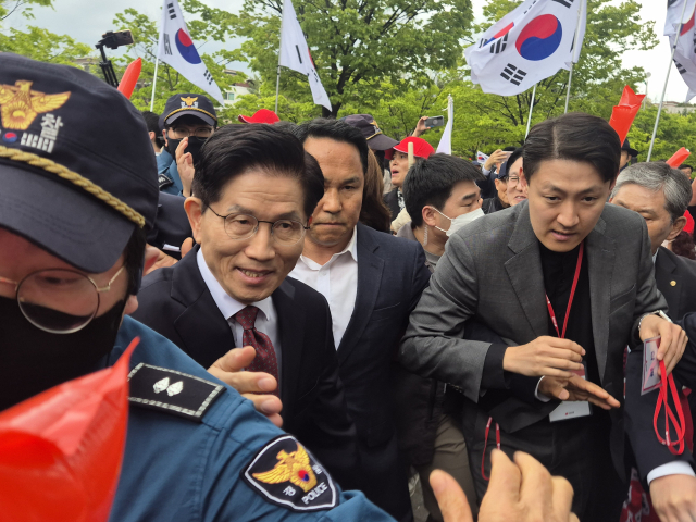 3일 오후 1시 42분쯤 김문수 후보가 국민의힘 대선 후보 선출 전당대회가 열리는 경기 고양시 킨텍스에 입장하자 지지자들은 소리를 지르며 환호했다. 이수현 기자