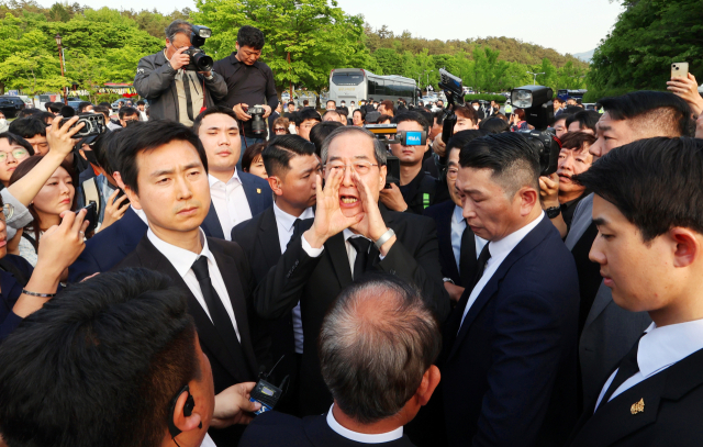 2일 오후 광주 북구 국립 5·18 민주묘지를 찾은 한덕수 전 총리가 광주비상행동 등 시민·사회단체 관계자들의 반발에 가로 막히자 
