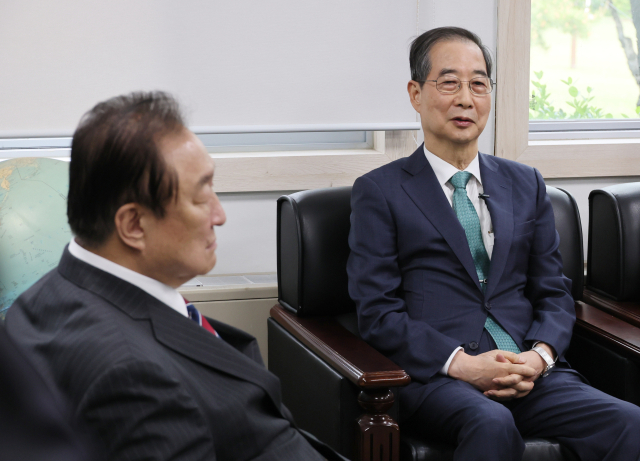 3일 서울 여의도 국회 헌정기념관을 찾은 한덕수 전 국무총리가 발언하고 있다. 왼쪽은 정대철 헌정회장. 연합뉴스