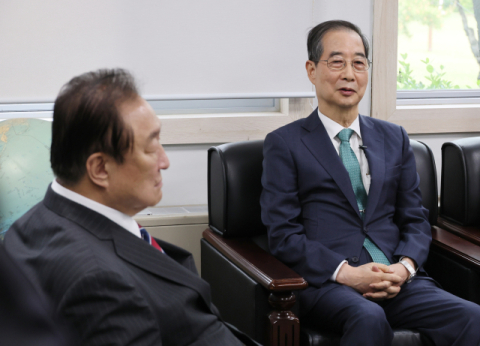 '경제통 외교가' 한덕수, 트럼프 복귀한 세계에서 주목받는 이유
