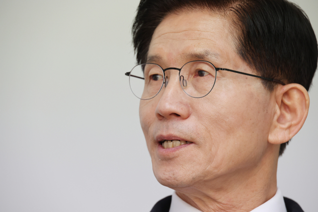 대선 출마를 선언한 김문수 전 고용노동부 장관이 10일 서울 여의도 대하빌딩에서 연합뉴스 취재진과 인터뷰하고 있다. 연합뉴스