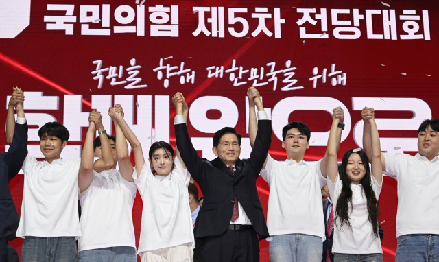 국민의힘 대선 후보로 선출된 김문수 후보가 3일 경기 고양시 킨텍스에서 열린 국민의힘 전당대회에서 청년 당원들과 기념촬영을 하고 있다. 연합뉴스
