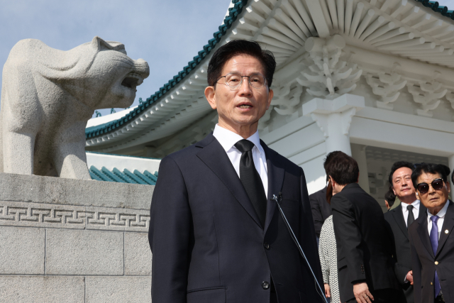 국민의힘 김문수 대선 후보가 4일 서울 동작구 국립서울현충원을 찾아 현충탑에 참배를 마친 뒤 취재진에 발언하고 있다. 연합뉴스