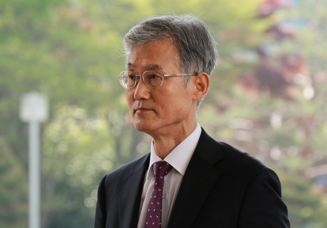 조희대 대법원장이 24일 서울 서초구 대법원으로 출근하고 있다. 대법원 전원합의체는 이날 이재명 전 더불어민주당 대표의 공직선거법 위반 혐의 사건 두 번째 기일을 열어 사건을 심리한다. 연합뉴스