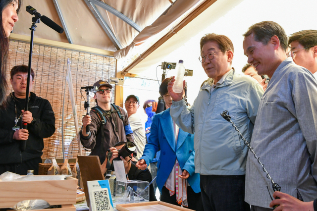 이재명 후보가 당원들과 함게 영주선비문화축제장을 둘러보며 생수를 구입했다. 마경대 기자