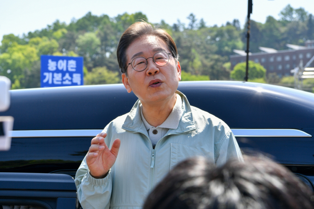 차량에 탑승한 이재명 후보가 즉설연설을 하고 있다. 마경대 기자
