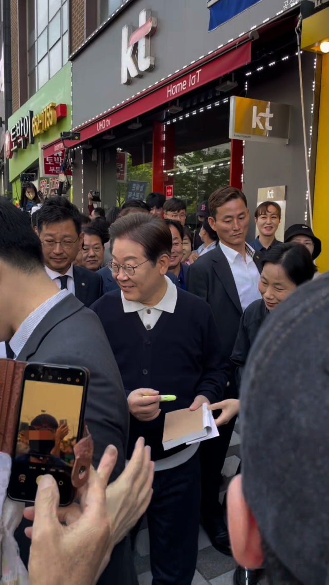 4일 경북도청 신도시를 찾은 이재명 더불어민주당 대선후보가 주민들과 인사를 나누고 있다. 윤영민 기자
