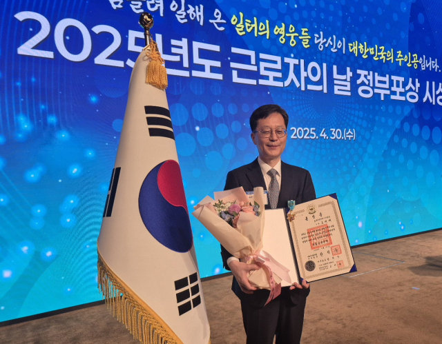 조대제 효성티앤씨 부장이 지난달 30일 철탑산업훈장을 수상한 뒤 기념촬영을 하고 있다. 효성티앤씨 제공
