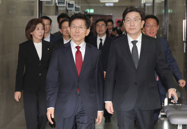 국민의힘 김문수 대선 후보가 4일 국회에서 열린 당 선거대책위원회 회의에 참석하고 있다. 연합뉴스