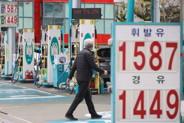 이번 주 국내 주유소 휘발유와 경유의 주간 평균 가격이 11주 연속 동반 하락했다. 지난 26일 한국석유공사 유가정보시스템 오피넷에 따르면 4월 넷째 주(20∼24일) 전국 주유소 휘발유 평균 판매가는 직전 주 대비 L당 9.2원 내린 1천635.6원이었다. 사진은 27일 서울 시내에 주유소 모습. 연합뉴스