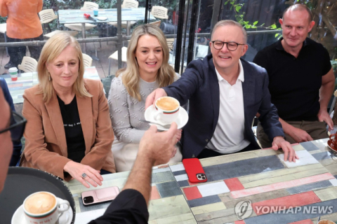 '반(反) 트럼프' 앨버니지 호주 총리, 총선서 압승 연임 성공