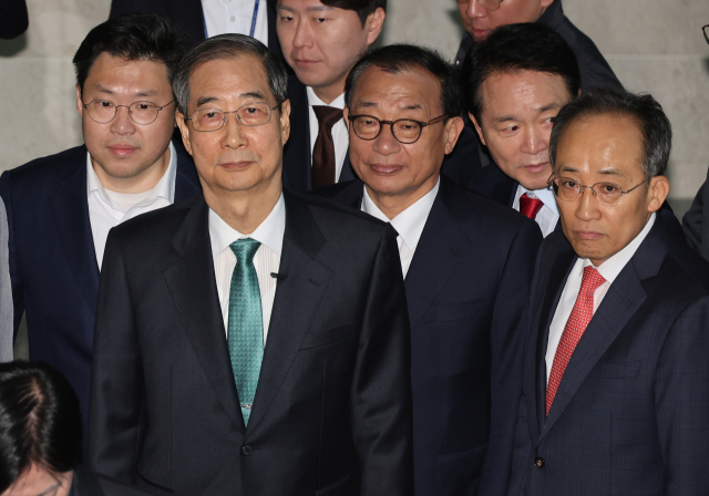 한덕수 전 국무총리가 2일 서울 여의도 국회 소통관에서 대통령 선거 출마를 선언하기 위해 이정현 전 새누리당 대표, 국민의힘 추경호 의원 등과 기자회견장으로 향하고 있다. 연합뉴스