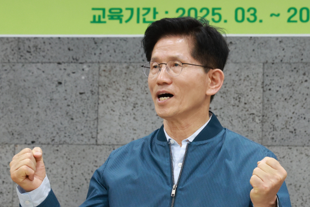 국민의힘 김문수 대선 후보가 4일 한센인 마을인 경기도 포천시 장자마을을 방문해 주민들과 함께 구호를 외치고 있다. 연합뉴스
