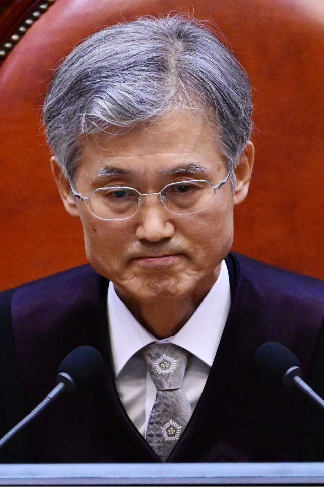 조희대 대법원장이 1일 서울 서초구 대법원에서 열린 더불어민주당 이재명 대선 후보의 공직선거법 위반 사건 상고심 선고에서 굳은 표정을 짓고 있다. 연합뉴스
