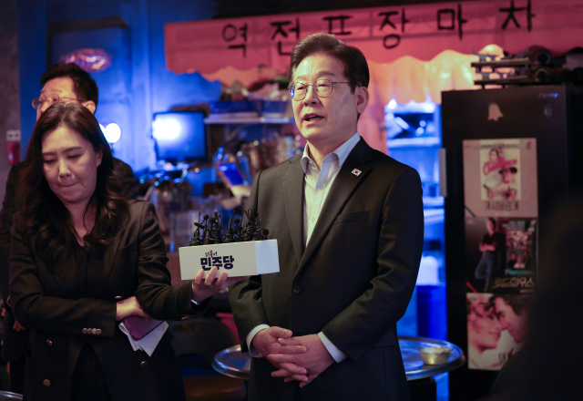 더불어민주당 이재명 대선 후보가 지난 1일 서울 종로구의 한 포차 식당에서 비(非)전형 노동자들과의 간담회를 마친 뒤 대법원의 공직선거법 위반 관련 파기환송 선고에 대한 입장을 밝히고 있다. 연합뉴스