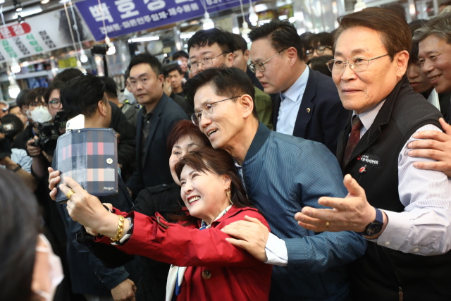 국민의힘 김문수 대선 후보가 4일 경기도 의정부제일시장을 방문해 시민들과 셀피를 찍고 있다. 연합뉴스