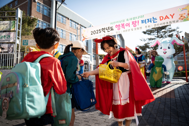 최정화 경산서부초등학교 교장이 어린이날을 맞아 동화 속 캐릭터 